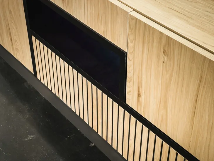 witryna-niska-cross-hickory-jackson-led-wysokosc-mebla-110-cm