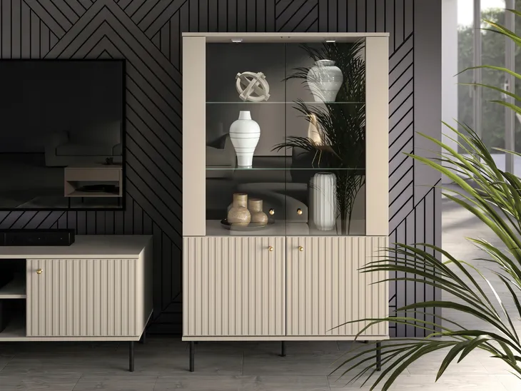 nowoczesna-witryna-ryflowane-fronty-bez-kolor-mebla-czarny-odcienie-bezu-wielokolorowy-zloty