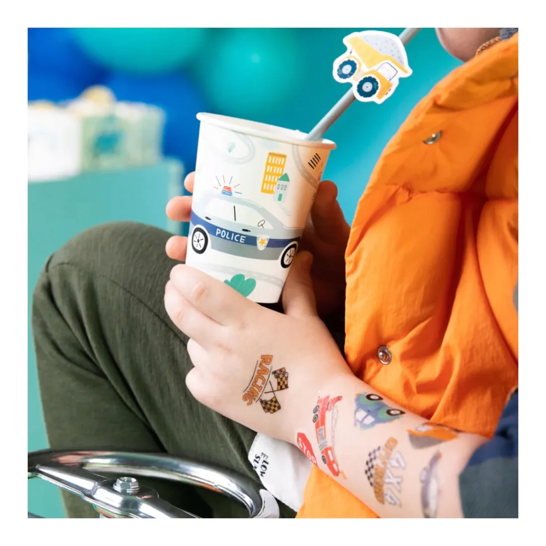 kubeczki-papierowe-pojazdy-samochody-auta-autka-6-sz-na-urodziny-dla-dzieci