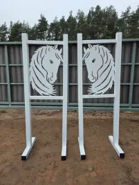 stojak-do-przeszkody-podwojny-dla-koni-glowa-konia