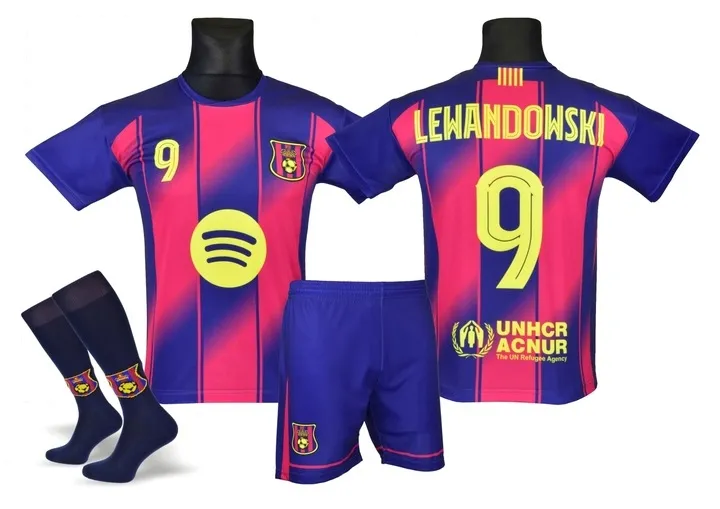 lewandowski-barcelona-stroj-pilkarski-getry-134