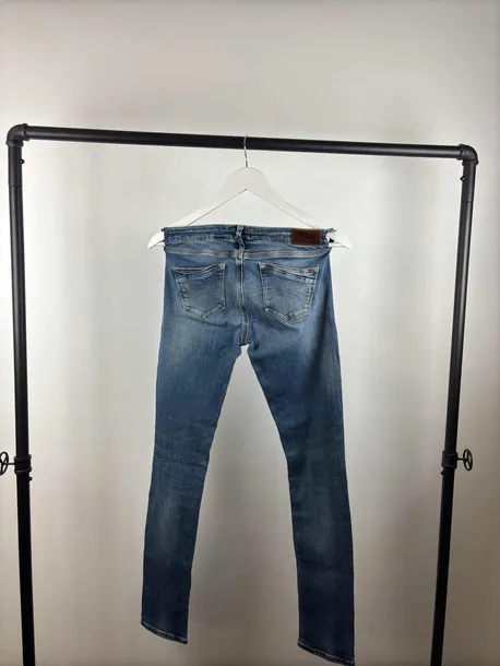 jeansy-tommy-hilfiger-naomi-kolor-niebieski
