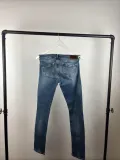 jeansy-tommy-hilfiger-naomi-kolor-niebieski