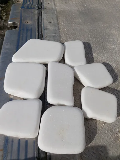 kamien-bialy-thasos-plaski-5-10cm-do-malowania-20-kg-gama-kolorystyczna-biale