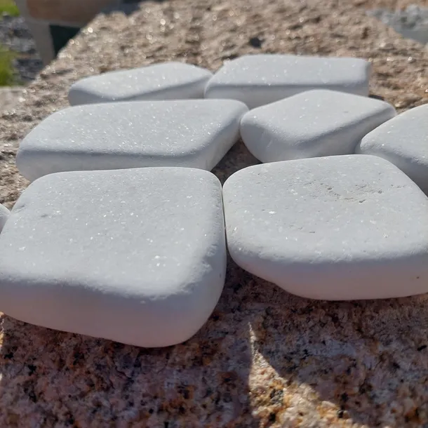 kamien-bialy-thasos-plaski-5-10cm-do-malowania-20-kg-kod-producenta-bialy-plaski-5-10-20kg