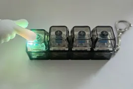 swiecacy-kliker-led-fidget-toy-antystresowy-klikacz-brelok-czarny