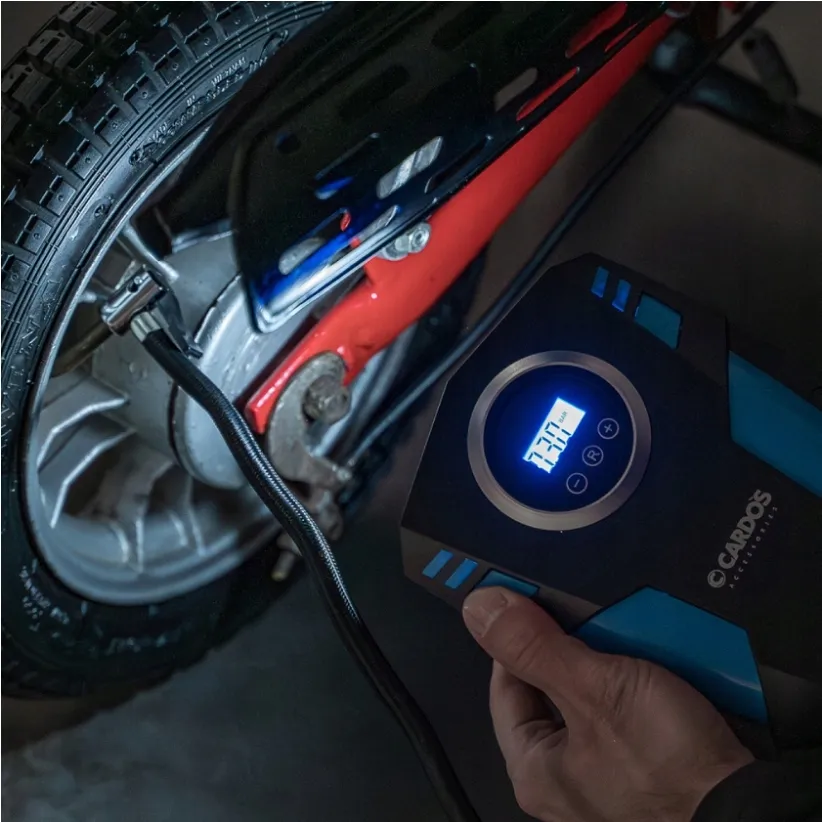 kompresor-samochodowy-12v-cardos-sprezarka-pompka-przenosna-do-kol-latarka