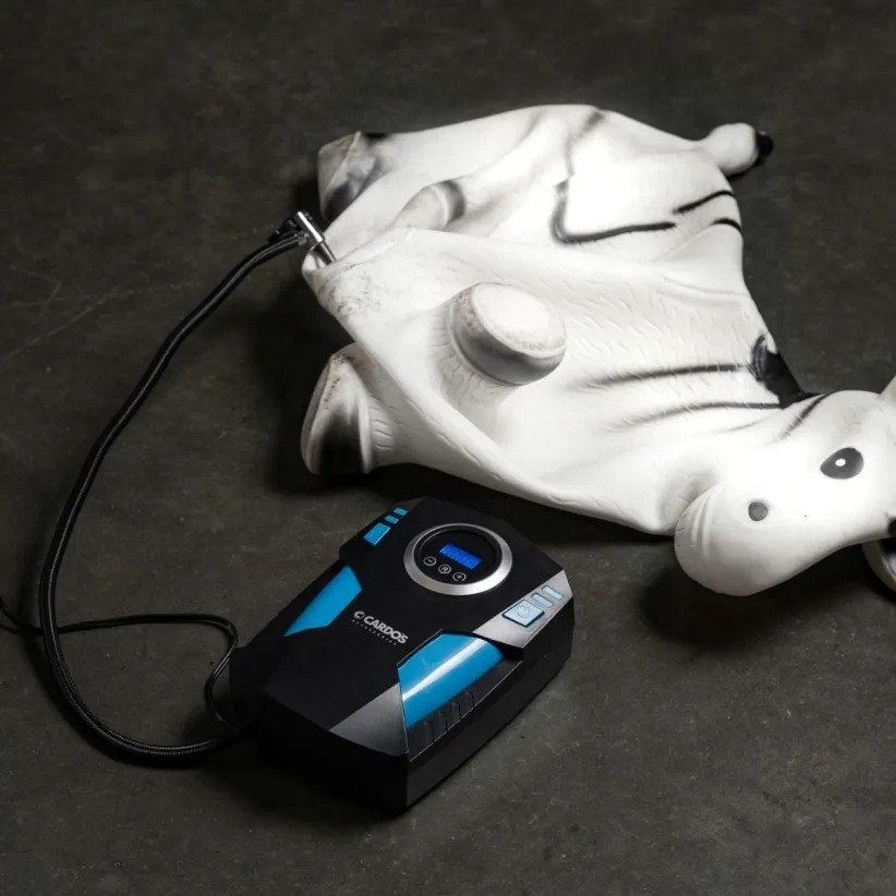 kompresor-samochodowy-12v-cardos-sprezarka-pompka-przenosna-do-kol-latarka