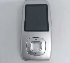 odtwarzacz-mp3-ravo-e74-2gb-srebrny-z-glosnikiem
