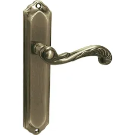 retro-klamka-na-szyldzie-dlugim-pelnym