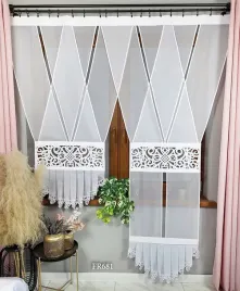 firanka-biala-woal-panel-na-okno-balkonowe-azur-falbana-gipiura-235x110