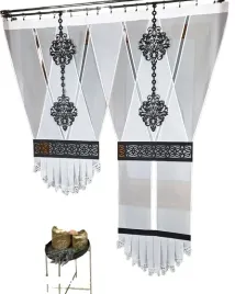 panel-okienny-y-z-woalu-i-czarnym-dekorem-210x110