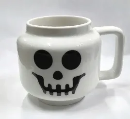 kubek-ceramiczny-wzor-glowki-ludzika-z-lego-glowka-szkieletor-super