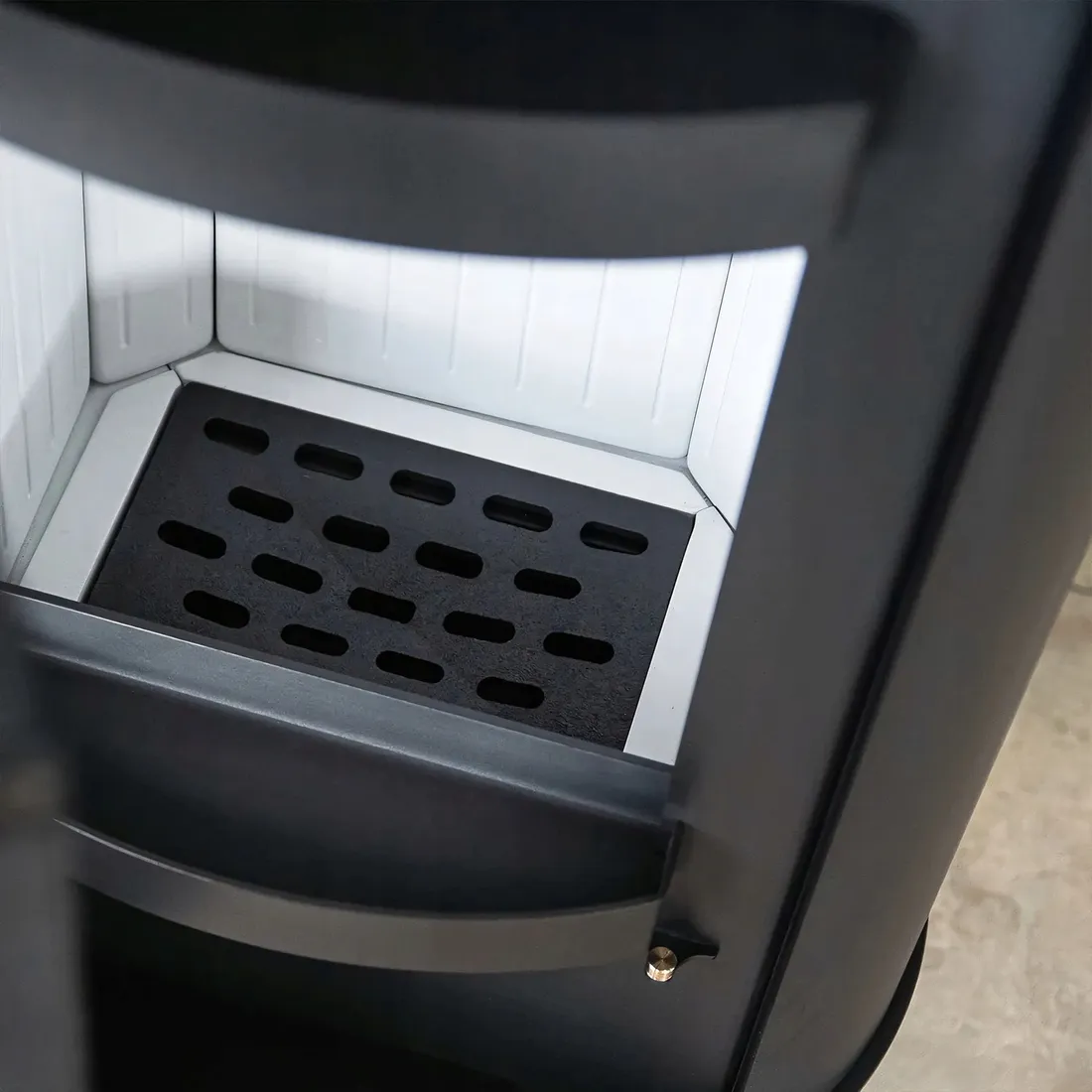 piec-wolnostojacy-na-drewno-erik-na-nodze-biale-wnetrze-or-o150-55kw-stan-nowy