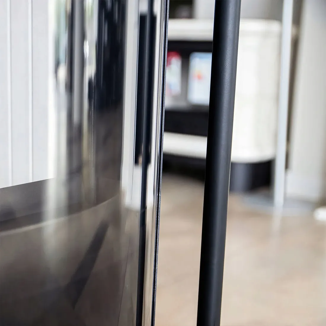 piec-wolnostojacy-na-drewno-erik-na-nodze-biale-wnetrze-or-o150-55kw