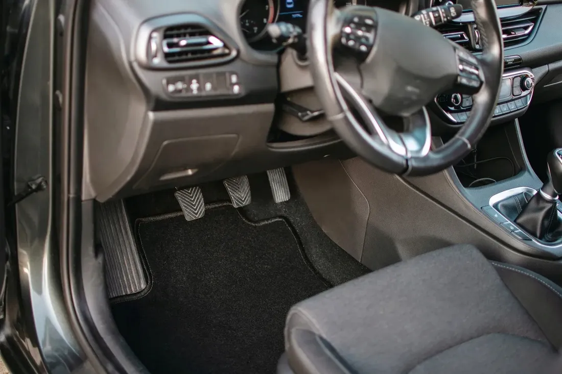 dywaniki-welurowe-basic-czarne-do-renault-megane-e-tech-crossover-2022-stan-nowy