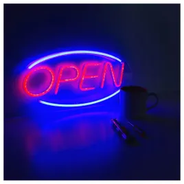wewnetrzny-niebieski-ledon-open-na-drzwi-sciane-neon-czerwony-napis-otwarte