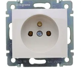 gniazdo-pojedyncze-2p-z-legrand-valena-692678-krem