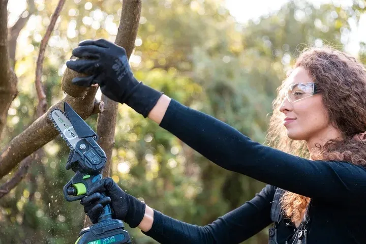 pila-lancuchowa-akumulatorowa-mini-pilarka-galeziowka-2xaku-2xprowadnica