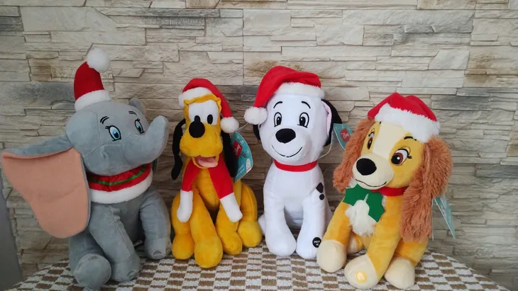 maskotka-disney-dalmatynczyk-w-czapce-swiatecznej-z-dzwiekami-na-prezent-kod-producenta-dcl-9363-ass-ac