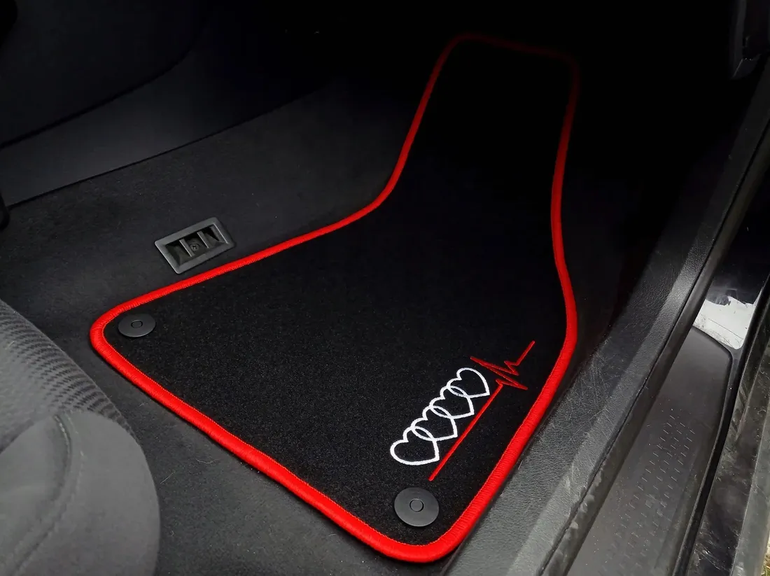 dywaniki-do-samochodu-audi-a4-b7-2004-2007-haft