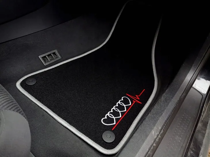 dywaniki-samochodowe-audi-a4-b7-2004-2007-haft-stan-nowy-liczba-elementow-brak-informacji
