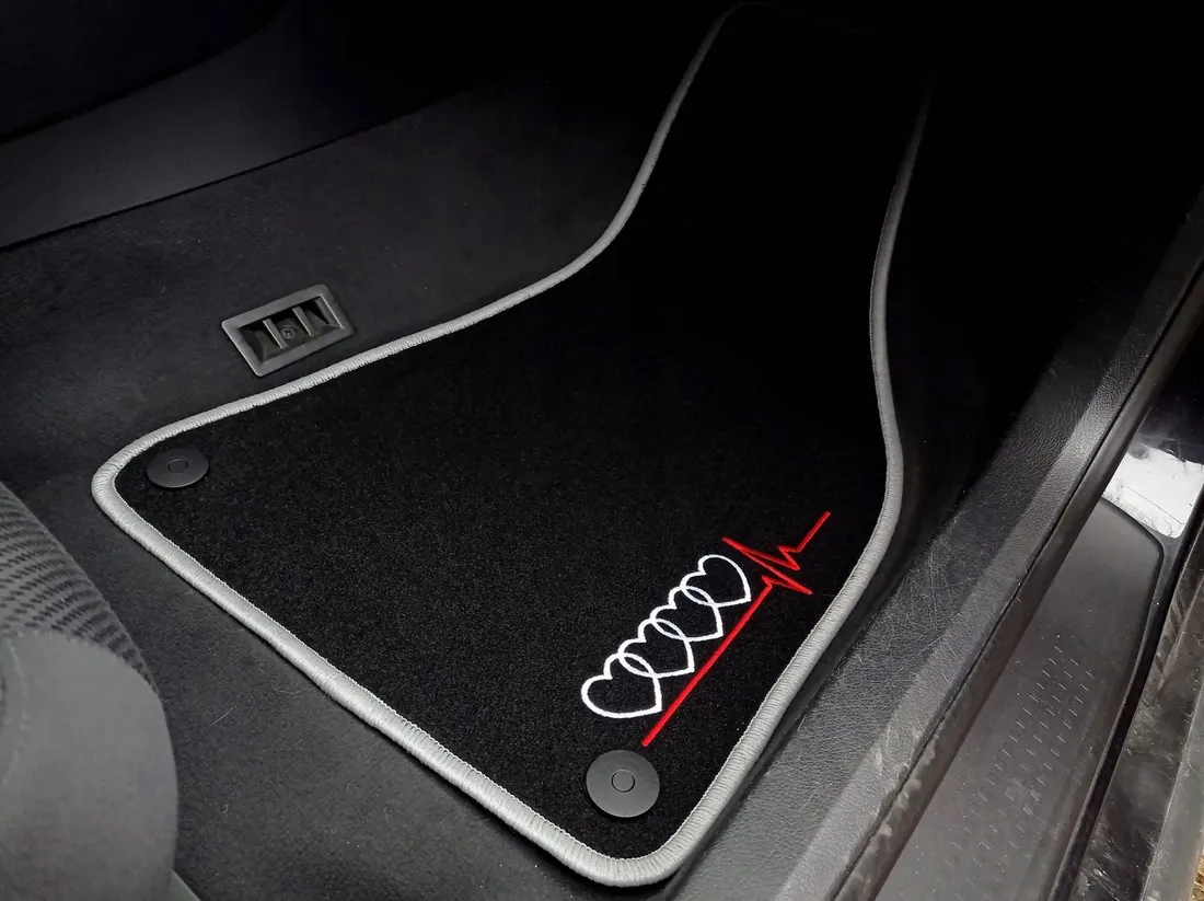 dywaniki-samochodowe-audi-a4-b7-2004-2007-haft