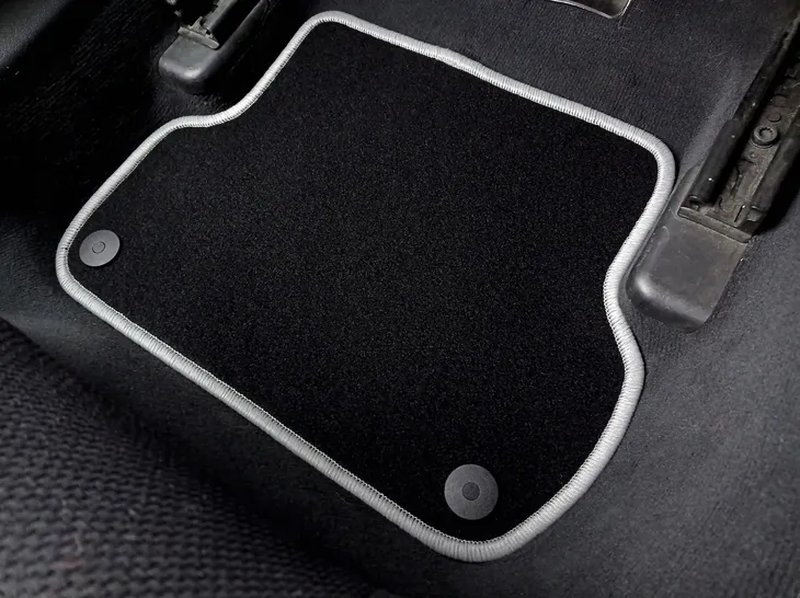 dywaniki-samochodowe-audi-a4-b7-2004-2007-haft-stan-nowy-producent-lasota