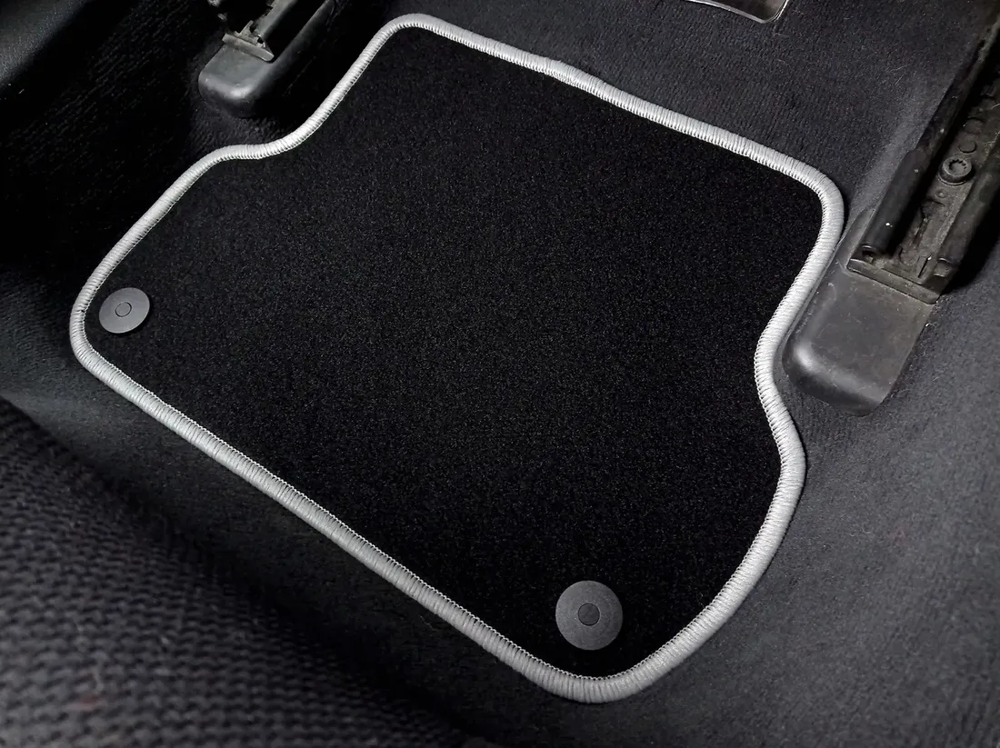 dywaniki-samochodowe-audi-a4-b7-2004-2007-haft