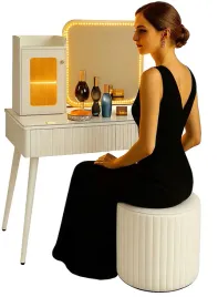 toaletka-kosmetyczna-lustro-oswietlenie-pufa-biala-makijaz-dom-sypialnia