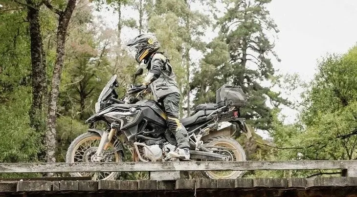 sena-interkom-motocyklowy-50s-quantum-mesh-2-0-bluetooth-5-0-do-2000m-z-rad-maksymalny-czas-rozmow-przez-telefon-11-h