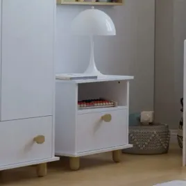 biala-szafka-nocna-lumi-z-szuflada-i-polka-nowoczesny-design-sypialnia