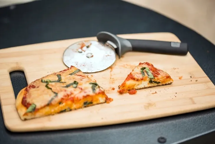 radelko-do-pizzy-ergonomiczne-weber-stan-nowy