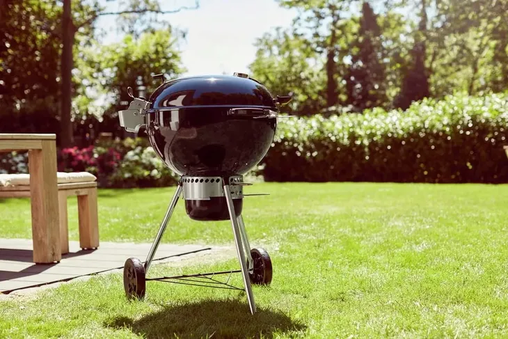 grill-weglowy-weber-master-touch-premium-e-5770-57-cm-cechy-dodatkowe-kolka-pokrywa-popielnik-system-regulacji-temperatury-termometr-wedzarnia