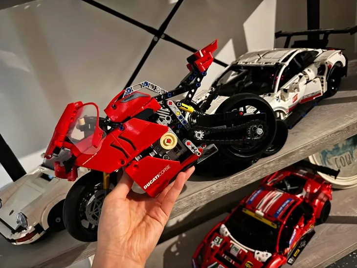 lego-technic-42107-ducati-panigale-v4-r-stan-nowy-minimalny-wiek-dziecka-10