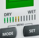 termohigrometr-laserliner-multiwet-master-compact-kompensuje-temperature-cechy-dodatkowe-pomiar-temperatury-ustawienie-limitu-wilgotnosci-wskaznik-poziomu-baterii-wybor-gestosci-drewna-wybor-rodzaju-drewna-wybor-rodzaju-materialow-budowlanych