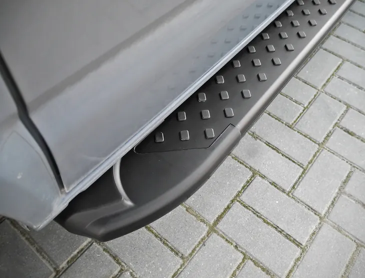 stopnie-boczne-progi-do-isuzu-d-max-2004-2011-stan-nowy