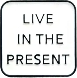 pin-przypinka-metalowa-emaliowana-live-in-the-present-zyj-terazniejszoscia