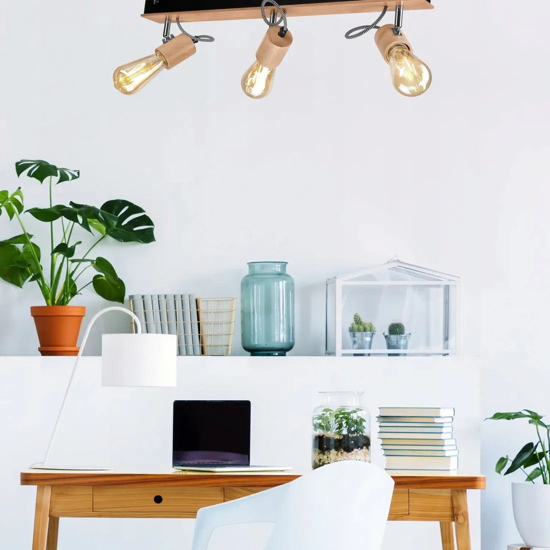 lampa-drewniana-biala-scienna-scienny-nad-lustro