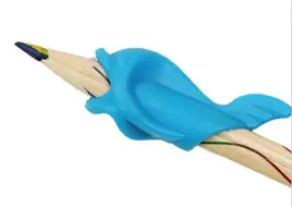 delfinek-nakladka-na-olowek-pomaga-przy-pisaniu