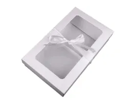 biale-pudelko-papierowe-z-okienkiem-i-wstazka