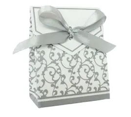 pudelko-prezentowe-ornamentowe-srebrne-ze-wstazka