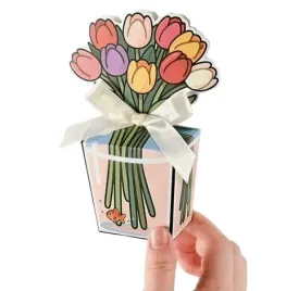 pudelko-prezentowe-z-bukietem-kwiatow