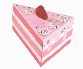 male-pudelko-prezentowe-kawalek-tortu-truskawkowego