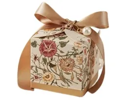 male-pudelko-prezentowe-w-kwiatami-i-wstazka-brazowe