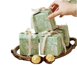 male-pudelko-prezentowe-w-kwiatami-i-wstazka-zielone