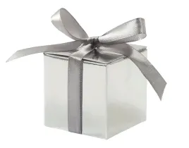 male-pudelko-prezentowe-srebrne-5-5-5-cm-z-kokarda