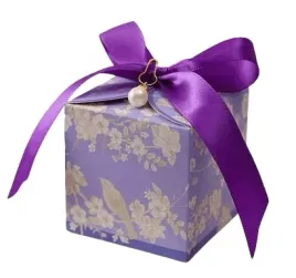 male-pudelko-prezentowe-w-kwiatami-i-wstazka-fioletowe