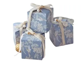 male-pudelko-prezentowe-z-kwiatami-i-wstazka-blekitne