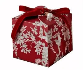 male-pudelko-prezentowe-w-kwiatami-i-wstazka-bordowe